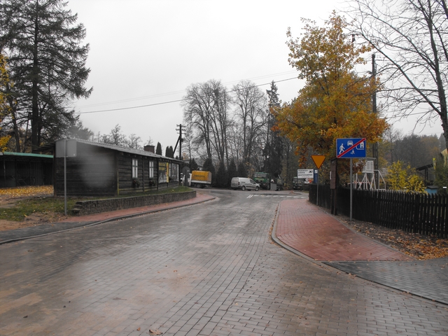 Droga w Krutyni (przy siedzibie Mazurskiego Parku Krajobrazowego)
